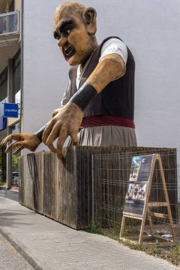Manacor, İspanya; 30 Nisan 2023: Manacor Encantat şehir festivali halk hikayeleri veya Rondalles karakterlerinin caddelerinde büyük heykeller ile. Kolları açık bir dev heykeli. Manacor, İspanya