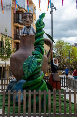 Manacor, İspanya; 30 Nisan 2023: Manacor Encantat şehir festivali halk hikayeleri veya Rondalles karakterlerinin caddelerinde büyük heykeller ile. Manacor, İspanya