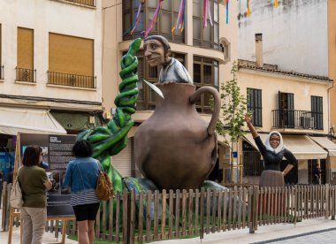 Manacor, İspanya; 30 Nisan 2023: Manacor Encantat şehir festivali halk hikayeleri veya Rondalles karakterlerinin caddelerinde büyük heykeller ile. Manacor, İspanya