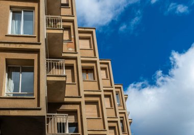 Güneşli bir sabahta apartman önü. Mallorca Adası, İspanya