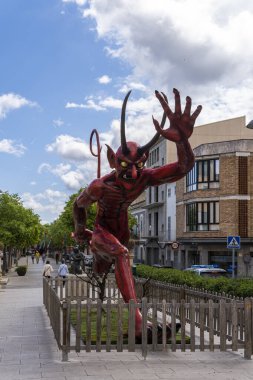 Manacor, İspanya; 30 Nisan 2023: Manacor Encantat şehir festivali halk hikayeleri veya Rondalles karakterlerinin caddelerinde büyük heykeller ile. Koşan bir şeytan devinin heykeli. Manacor, İspanya