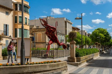 Manacor, İspanya; 30 Nisan 2023: Manacor Encantat şehir festivali halk hikayeleri veya Rondalles karakterlerinin caddelerinde büyük heykeller ile. Koşan bir şeytan devinin heykeli. Manacor, İspanya