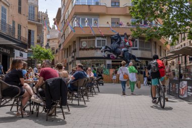Manacor, İspanya; Mayıs 06: 2023: Manacor Encantat şehir festivali halk hikayeleri veya Rondalles karakterlerinin caddelerinde büyük heykeller ile. Manacor, Mallorca Adası, İspanya