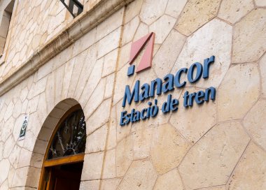 Manacor, İspanya; 13 Mayıs 2023: İspanya 'nın Manacor kentindeki tren istasyonu