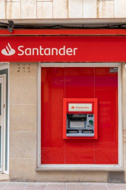 Manacor, İspanya; 30 Nisan 2023: İspanya 'nın Manacor kentindeki Santander bankasının ana cephesi