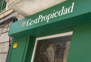 Manacor, İspanya; 30 Nisan 2023: İspanya 'nın Manacor kentindeki Gestpropiedad adlı bir emlak şirketinin ana cephesi