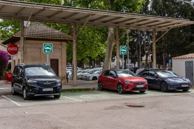 Manacor, İspanya; 13 Mayıs 2023: Şehir elektrik şarj noktasında elektrikli arabalar şarj ediliyor. Manacor, Mallorca Adası, İspanya