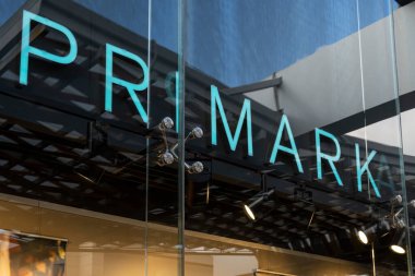 Palma de Mallorca, İspanya; 19 Mayıs 2023: Fan alışveriş merkezinde, çok uluslu tekstil şirketi Primark 'ın ana cephesi. Palma de Mallorca, İspanya