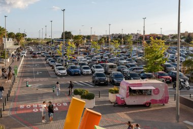 Palma de Mallorca, İspanya; 19 Mayıs 2023: Mağazasından alışveriş yapan hayranlar. Palma de Mallorca, İspanya