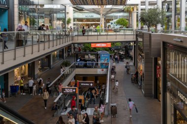 Palma de Mallorca, İspanya; 19 Mayıs 2023: Mağazasından alışveriş yapan hayranlar. Palma de Mallorca, İspanya