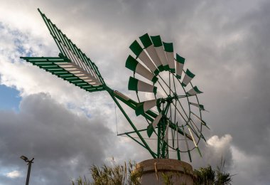 İspanya Mallorca adasının tipik yeşil ve beyaz yel değirmeni