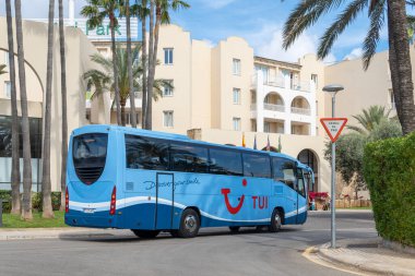 Sa Coma, İspanya; Haziran 03 2023: Turizm şirketi Tui 'nin Sa Coma' daki otobüsü. Mallorca Adası, İspanya
