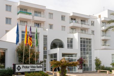 Sa Coma, İspanya; Haziran 03: 2023: Protur Vista Bahia otelinin ana cephesi İspanya 'nın Sa Coma kentindeki Majorcan turizm beldesi.