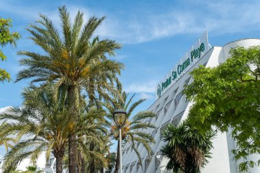 Sa Coma, İspanya; Haziran 03: 2023: Protur Sa Coma Playa otelinin ana cephesi İspanya 'nın Sa Coma kentindeki Majorcan turizm beldesi