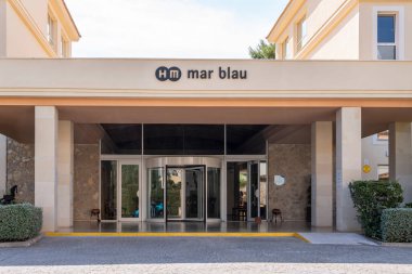 Sa Coma, İspanya; Haziran 03 2023: HM Mar Blau otelinin ana cephesi İspanya 'nın Sa Coma kentindeki Majorcan turizm beldesi
