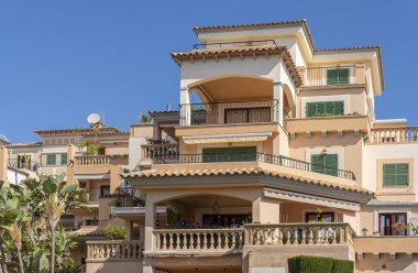 Sa Coma, İspanya; Haziran 03 2023: İspanya 'nın Sa Coma kentindeki Mallorcan turizm beldesinde turist konutları cephesi