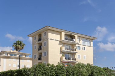 Sa Coma, İspanya; Haziran 03 2023: İspanya 'nın Sa Coma kentindeki Mallorcan turizm beldesinde turist konutları cephesi