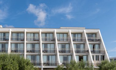 Sa Coma, İspanya; Haziran 03: 2023: Protur Sa Coma Playa otelinin ana cephesi İspanya 'nın Sa Coma kentindeki Majorcan turizm beldesi