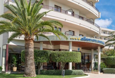 Sa Coma, İspanya; Haziran 03 2023: Majorcan turizm beldesi Sa Coma, İspanya 'daki Allsun Orient Plajı' nın ana cephesi