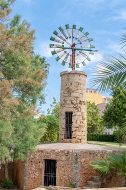 İspanya Mallorca adasının tipik yeşil ve beyaz yel değirmeni