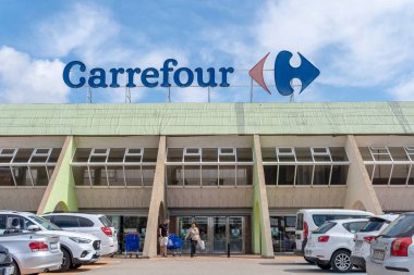 Sa Coma, İspanya; 19 Mayıs 2023: Çok uluslu hipermarket zinciri Carrefour, Sa Coma, Mallorca Adası, İspanya