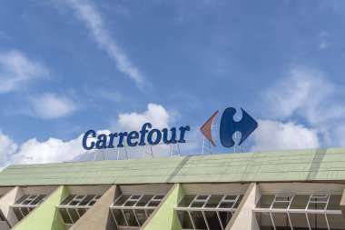 Sa Coma, İspanya; 19 Mayıs 2023: Çok uluslu hipermarket zinciri Carrefour, Sa Coma, Mallorca Adası, İspanya
