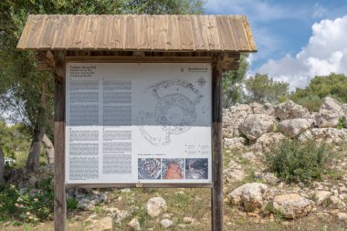 Sa Coma, İspanya; Haziran 03 2023: Talayot of Na Pol. İspanya 'nın başkenti Sa Coma' daki Talayotik kültürünün arkeolojik kalıntıları.