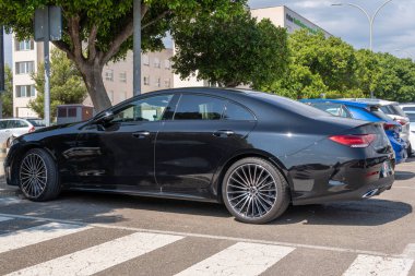 Palma de Mallorca, İspanya; 15 Haziran 2023: Mercedes-Benz CLS 300D 400D siyah araba park etti. Palma de Mallorca, İspanya