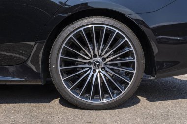 Palma de Mallorca, İspanya; 15 Haziran 2023: Mercedes-Benz CLS 300D 400D siyah araba park etti. Palma de Mallorca, İspanya