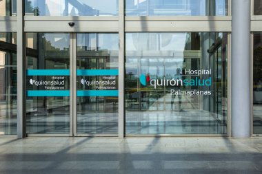 Palma de Mallorca, İspanya; 15 Haziran 2023: Palma de Mallorca, İspanya 'daki Quironsalud özel hastanesinin ön cephesi