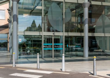 Palma de Mallorca, İspanya; 15 Haziran 2023: Palma de Mallorca, İspanya 'daki Quironsalud özel hastanesinin ön cephesi