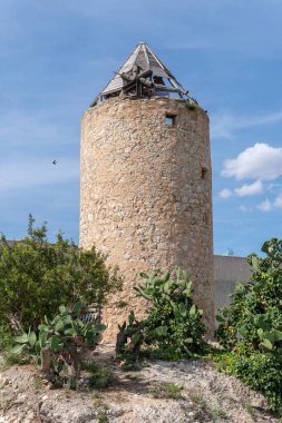 İspanya 'nın Mallorca adasındaki Montuiri köyünde terk edilmiş eski bir taş fabrikası.