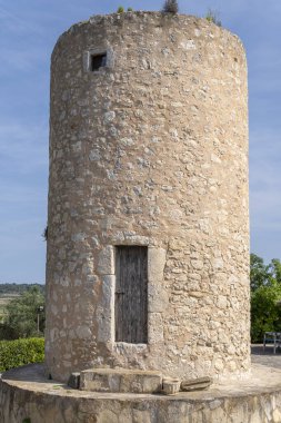 İspanya 'nın Mallorca adasındaki Montuiri köyünde terk edilmiş eski bir taş fabrikası.