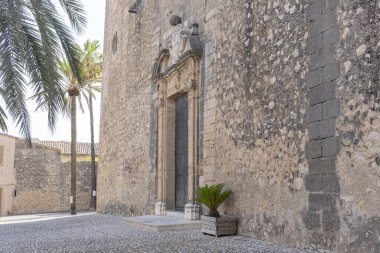 İspanya 'nın Montuiri kentindeki Katolik kilisesinin ana cephesi.