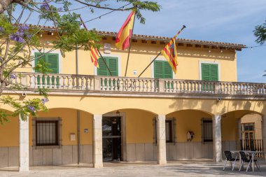 Montuiri, İspanya; 16 Haziran 2023: Büyük şehir Montuiri 'nin belediye binasının ön cephesi, İspanya