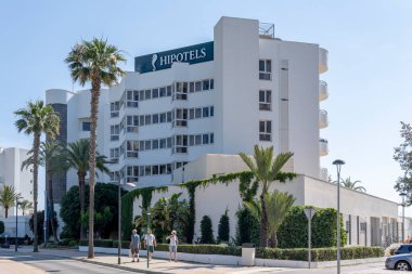 Cala Millor, İspanya; 17 Haziran 2023: Majorcan turizm beldesi Cala Millor, İspanya 'daki Hipotels Dunas otelinin ön cephesi