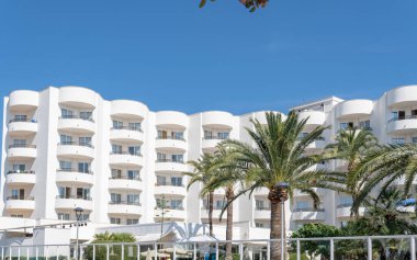 Cala Millor, İspanya; 17 Haziran 2023: Majorcan turizm beldesi Cala Millor, İspanya 'daki Hipotels Dunas otelinin ön cephesi