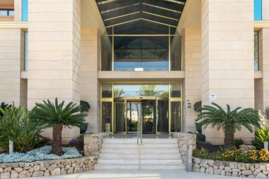 Cala Millor, İspanya; 17 Haziran 2023: Majorcan turizm beldesi Cala Millor, İspanya 'daki Hipokamppo Sarayı' nın ana cephesi