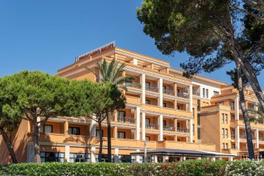 Cala Millor, İspanya; 17 Haziran 2023: Majorcan turizm beldesi Cala Millor, İspanya 'daki Hipokamppo Sarayı' nın ana cephesi