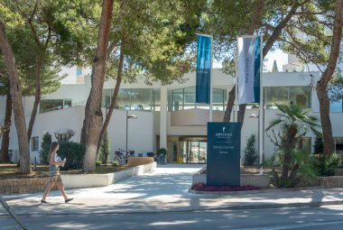 Cala Millor, İspanya; 17 Haziran 2023: Majorcan turizm beldesi Cala Millor, İspanya 'daki Hipotels Bahia Grande otelinin ön cephesi