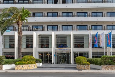 Cala Millor, İspanya; 18 Haziran 2023: Majorcan turizm beldesi Cala Millor, İspanya 'da Allsun Bahia del Este otelinin ön cephesi