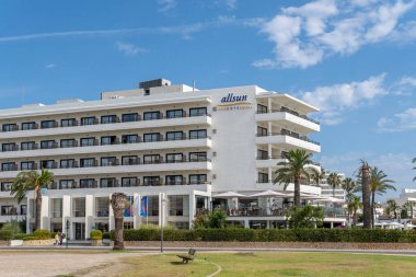 Cala Millor, İspanya; 18 Haziran 2023: Majorcan turizm beldesi Cala Millor, İspanya 'da Allsun Bahia del Este otelinin ön cephesi
