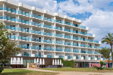 Cala Millor, İspanya; 18 Haziran 2023: Majorcan turizm beldesi Cala Millor Park 'ın ana cephesi, İspanya