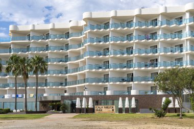 Cala Millor, İspanya; 18 Haziran 2023: Majorcan turizm beldesi Cala Millor Park 'ın ana cephesi, İspanya