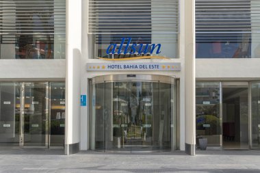 Cala Millor, İspanya; 18 Haziran 2023: Majorcan turizm beldesi Cala Millor, İspanya 'da Allsun Bahia del Este otelinin ön cephesi