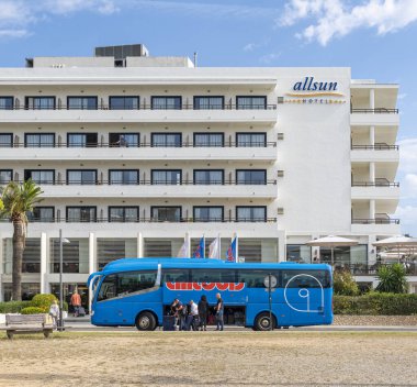 Cala Millor, İspanya; 18 Haziran 2023: Allsun Bahia del Este otelinin ana cephesi Alltours otobüs şirketi ile birlikte, İspanya 'nın Cala Millor kentindeki Majorcan turizm beldesinde.