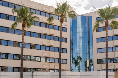 Cala Millor, İspanya; 18 Haziran 2023: Majorcan 'daki Hipotels Oteli' nin ana cephesi Cala Millor, İspanya