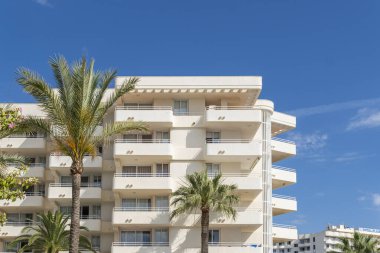 İspanya 'nın Cala Millor kentindeki Majorcan turizm beldesinde bir otelin ön cephesi.