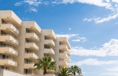 İspanya 'nın Cala Millor kentindeki Majorcan turizm beldesinde bir otelin ön cephesi.