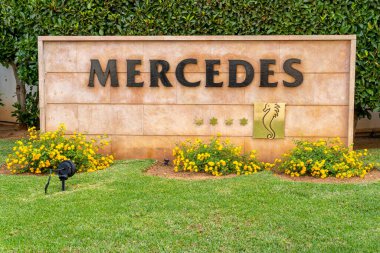 Cala Millor, İspanya; 18 Haziran 2023: Majorcan turizm beldesi Cala Millor, İspanya 'daki Hipotels Mercedes otelinin ön cephesi